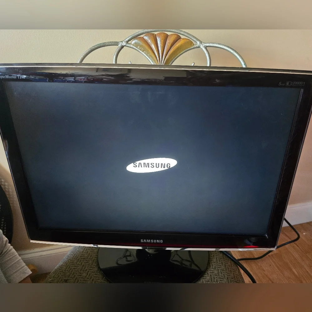 Samsung Syncmaster T240 LCD, Integrated ATSC tuner, with a 24-inch widescreen